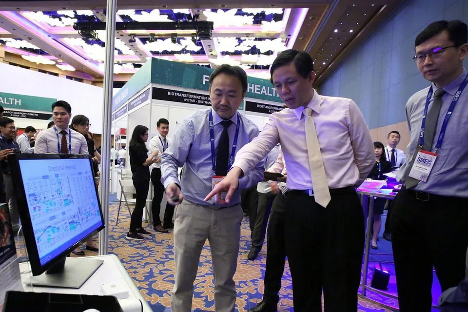 DAKAPI INOVASI: Encik Chan (tengah) dengan Encik Tong Kien Seng (kiri), pengasas firma penghapus serangga, SME Pestech Holdings dan Encik Chew di Hari SME semalam. - Foto A*Star