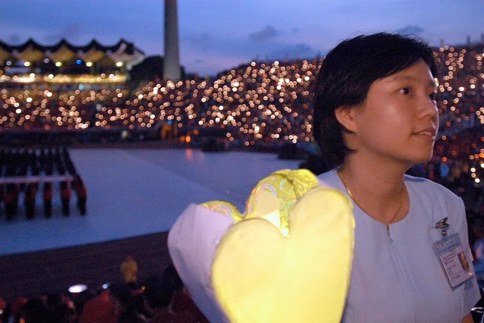 Salah seorang daripada petugas kesihatan yang membantu memerangi wabak Sindrom Sesak Nafas Mendadak (Sars) di barisan hadapan merupakan Cik Joyce Er, jururawat yang turut menyertai NDP 2003.