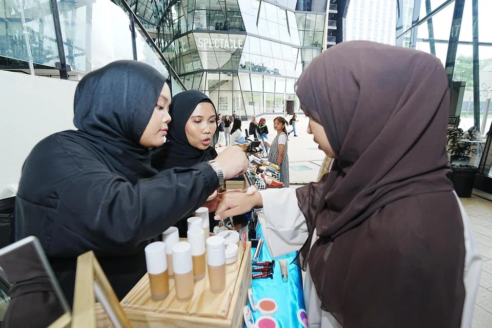 Hadirin dan pengendali reruai berjual beli sempena Pesta Pelancaran OMGxBH.
