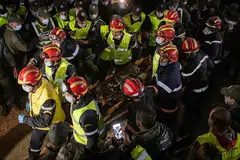 RAYAN MENINGGAL DUNIA: Pasukan perkhidmatan kecemasan Maghribi mengangkat mayat Rayan ke ambulans setelah menariknya keluar daripada perigi.- Foto AFP
