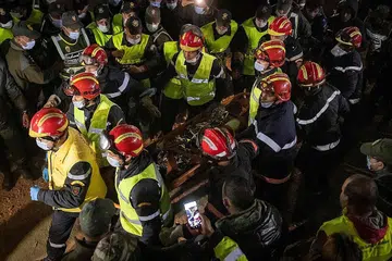 RAYAN MENINGGAL DUNIA: Pasukan perkhidmatan kecemasan Maghribi mengangkat mayat Rayan ke ambulans setelah menariknya keluar daripada perigi.- Foto AFP