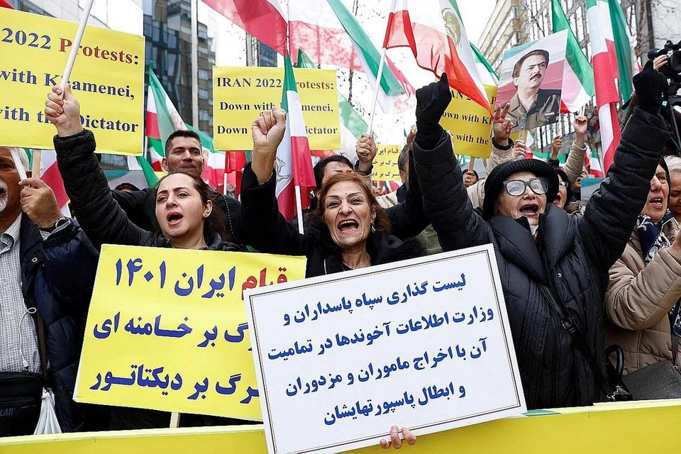 PROTES MELETUS: Penunjuk perasaan semasa sidang kemuncak Kesatuan Eropah (EU) di Brussels, Belgium kelmarin bagi menyokong penentang Iran. - Foto REUTERS
