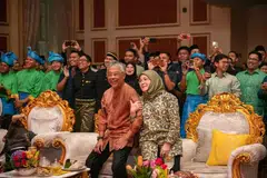 Yang di-Pertuan Agong Ke-16 Malaysia, Sultan Abdullah, dan Raja Permaisuri, Tunku Azizah Aminah Maimunah Iskandariah digelar ‘pasangan bersemut’ oleh rakyat lantaran kemesraan dan keakraban mereka berdua.