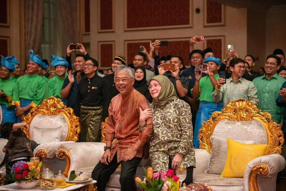 Yang di-Pertuan Agong Ke-16 Malaysia, Sultan Abdullah, dan Raja Permaisuri, Tunku Azizah Aminah Maimunah Iskandariah digelar ‘pasangan bersemut’ oleh rakyat lantaran kemesraan dan keakraban mereka berdua.