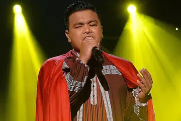 CERAH KERJAYA MASA DEPAN: Vokalis Caliph Buskers, Azmi Saat, melihat pengalaman bertanding dalam 'Gema Gegar Vaganza' membuka ruang buatnya bereksperimen dengan pelbagai kaedah bagi mewarnai persembahan secara kreatif. - Foto ZAINAL YAHYA