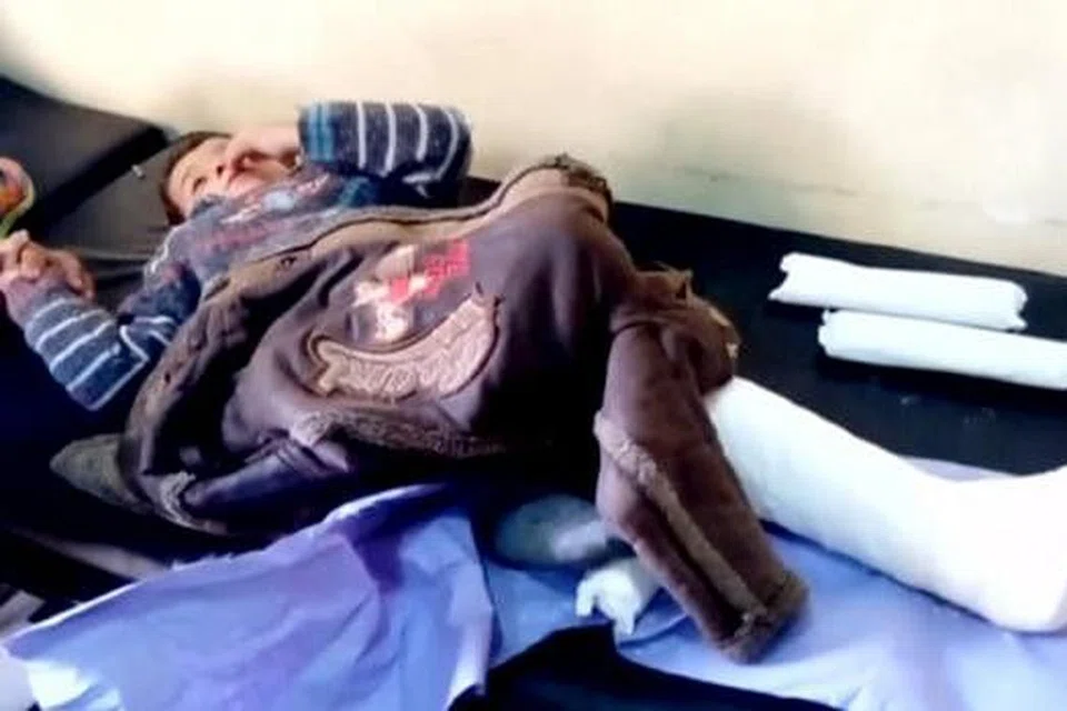 MANGSA SERANGAN: Seorang budak lelaki patah kaki ekoran satu serangan ke atas sebuah hospital di daerah Azaz, Aleppo, kelmarin. - Foto REUTERS