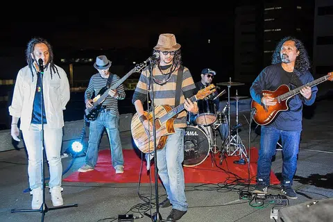 'JALAN-JALAN' DENGAN MUZIK: Penggiat muzik reggae, Ahn Yasin (kiri) dan kumpulan Fitrah yang terdiri daripada vokalis, Firdaus Haji (tengah), Azrin (kanan), Din (dua dari kiri) dan Sazaly (bermain dram), bersatu tenaga mendendangkan lagu 'Bas Nombor 13' dalam Episod 21, Gah(kustik) Edisi Singapura. - Foto BH oleh ZALEHA ABDUL KADER