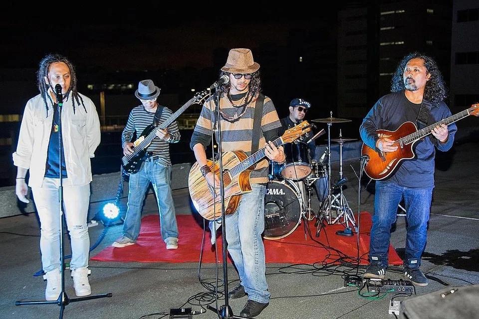 'JALAN-JALAN' DENGAN MUZIK: Penggiat muzik reggae, Ahn Yasin (kiri) dan kumpulan Fitrah yang terdiri daripada vokalis, Firdaus Haji (tengah), Azrin (kanan), Din (dua dari kiri) dan Sazaly (bermain dram), bersatu tenaga mendendangkan lagu 'Bas Nombor 13' dalam Episod 21, Gah(kustik) Edisi Singapura. - Foto BH oleh ZALEHA ABDUL KADER