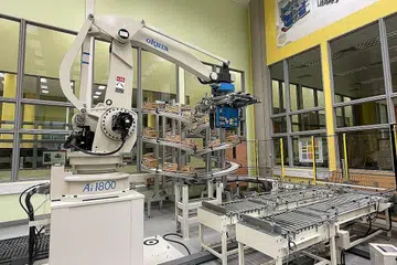 KERJASAMA INOVASI: Pusat Inovasi (COI) Robotik dan Automasi Politeknik Nanyang bekerjasama dengan Sanwa-Intec Asia, sebuah SME yang membekalkan kepada industri automatif, untuk mereka dan melaksanakan huraian automasi dan robotik. Sekitar 3,000 SME terlibat dengan COI di institut pengajian tinggi tempatan dan institut penyelidikan A*Star dari 2016 hingga 2020. - Foto fail