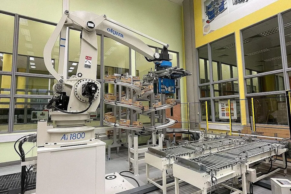 KERJASAMA INOVASI: Pusat Inovasi (COI) Robotik dan Automasi Politeknik Nanyang bekerjasama dengan Sanwa-Intec Asia, sebuah SME yang membekalkan kepada industri automatif, untuk mereka dan melaksanakan huraian automasi dan robotik. Sekitar 3,000 SME terlibat dengan COI di institut pengajian tinggi tempatan dan institut penyelidikan A*Star dari 2016 hingga 2020. - Foto fail