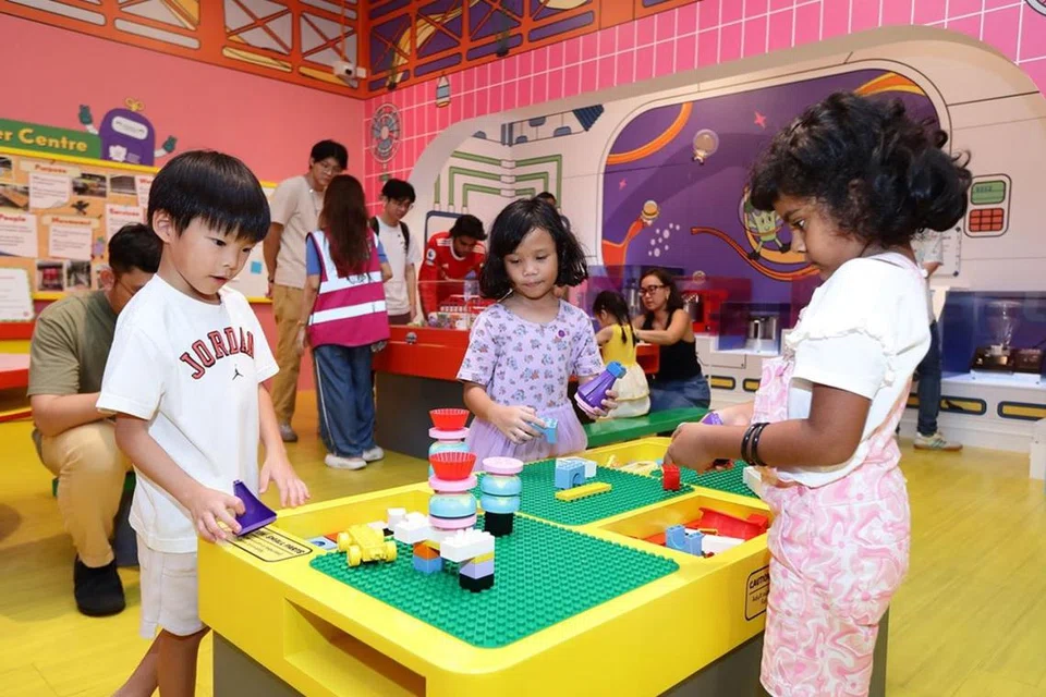 Pameran interaktif, ‘Into the Hawkerverse’ ialah, di Muzium Kanak-Kanak Singapura memperkenalkan budaya penjaja kepada si kecil melalui kegiatan pembelajaran menyeronokkan.