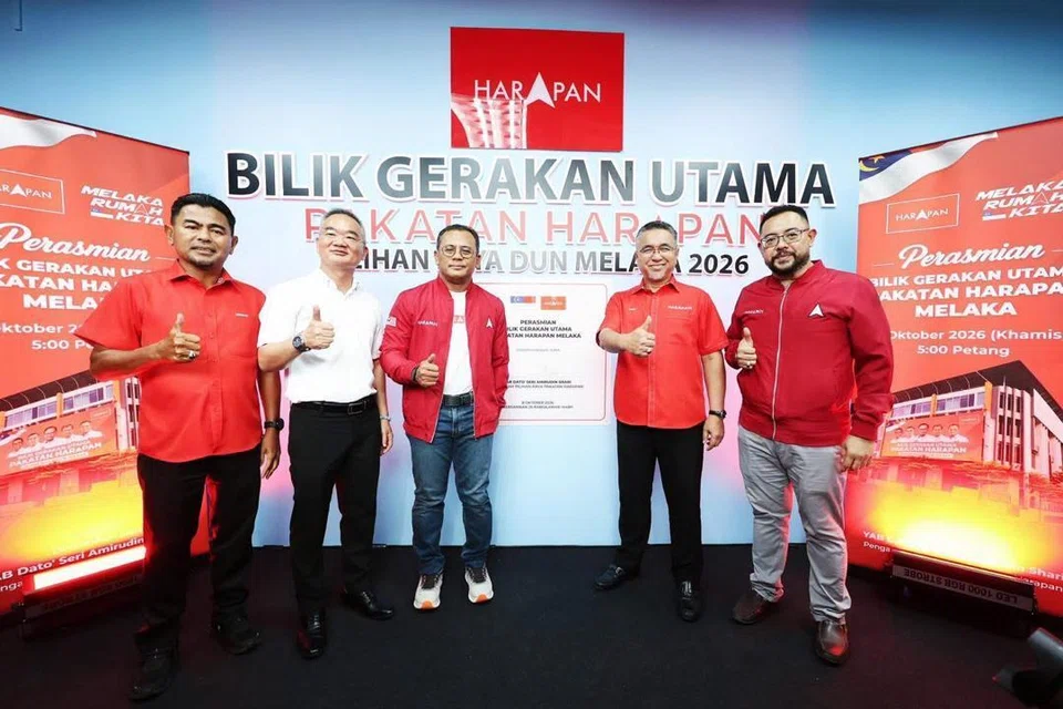 PH telah memulakan gerak kerja untuk menghadapi PRN Melaka ke-16 pada 14 November nanti, dengan pelancaran Bilik Gerakan Utama PH oleh Pengarah Pilihan Raya PH, Datuk Seri Amirudin Shari (tiga dari kiri) pada 8 Oktober.
