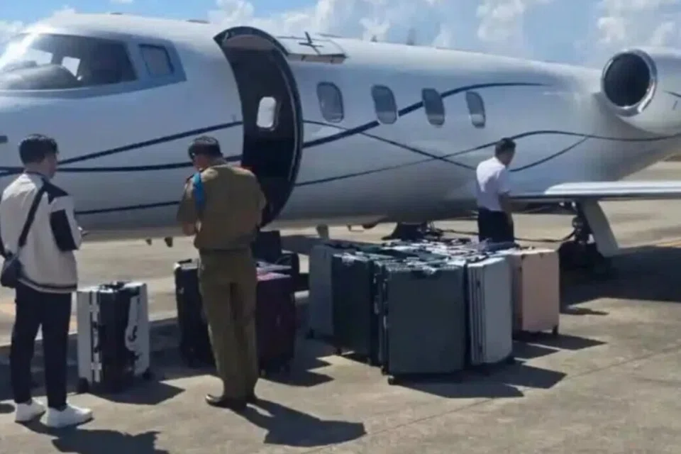 Dadah seberat 521 kilogram disita dari jet peribadi ini di Lapangan Terbang Antarabangsa Luang Prabang, Laos, dengan 13 individu termasuk juruterbang warga Singapura dan Malaysia ditahan untuk siasatan.