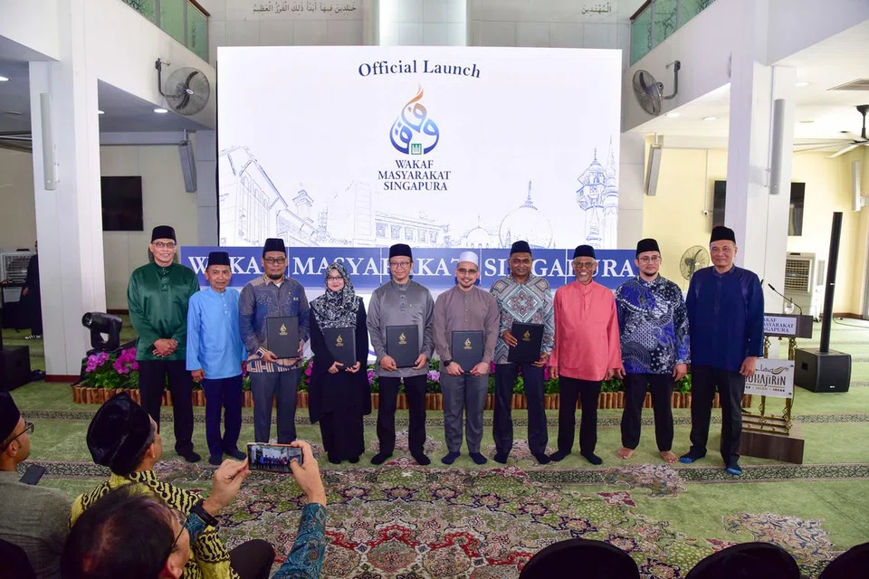 Sehingga kini, $3.8 juta telah diperuntukkan kepada WMS oleh beberapa pertubuhan. Gambar menunjukkan wakil daripada persatuan yang telah menyumbang kepada WMS (dari kiri) Ketua Eksekutif Muis, Encik Kadir Maideen; Presiden Muis, Encik Saat A. Rahman; Superintenden Masjid Daerah Barat, Ustaz Dr Suhaimi Mustar; Ustazah Dr Siti Nur ‘Alaniah Abdul Wahid dari Pergas; Pengerusi AMP Singapura, Ustaz Fathurrahman Dawoed; Presiden LBKM, Dr Syed Harun Taha Al-Habsyi; Encik A. Mohamed Bilal dari Persekutuan India Muslim (FIM); Menteri Bertanggungjawab bagi Ehwal Masyarakat Islam, Encik Masagos Zulkifli Masagos Mohamed; Timbalan Mufti, Ustaz Dr Izal Mustafa; dan Anggota Jawatankuasa Protem WMS, Encik Abu Bakar Mohd Nor.