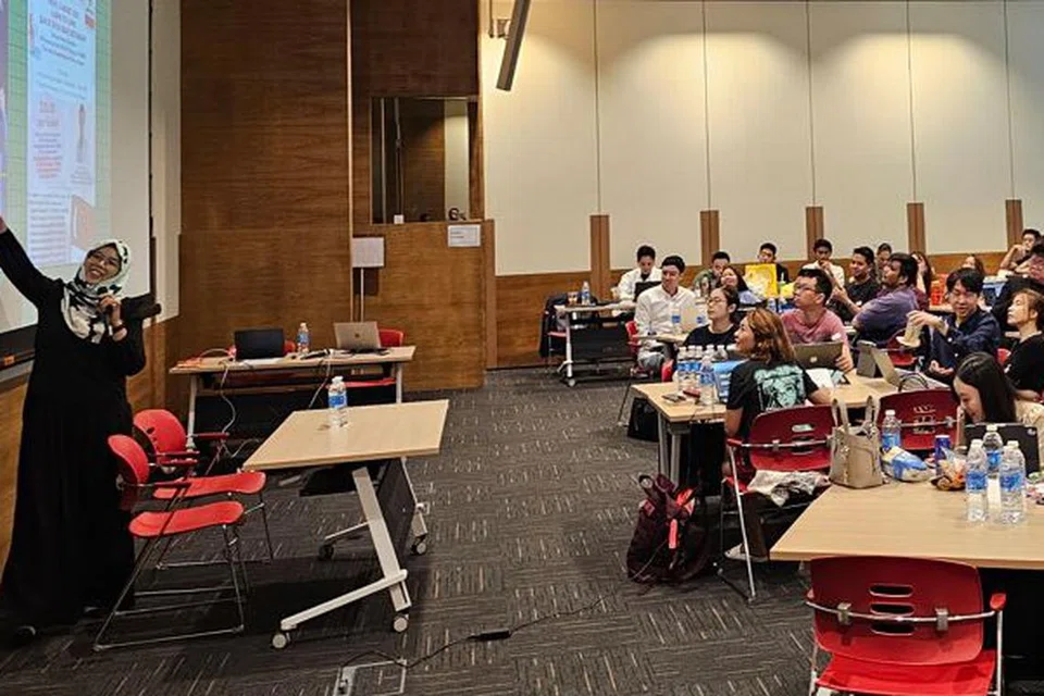 Cik Nurliyana Ahmad semasa mengendalikan bengkel bagi pengguna baru Canva.