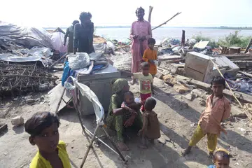 Penduduk yang terjejas akibat banjir menunggu bantuan di sebuah pusat perlindungan sementara di Hyderabad, Pakistan, 11 September 2025. 