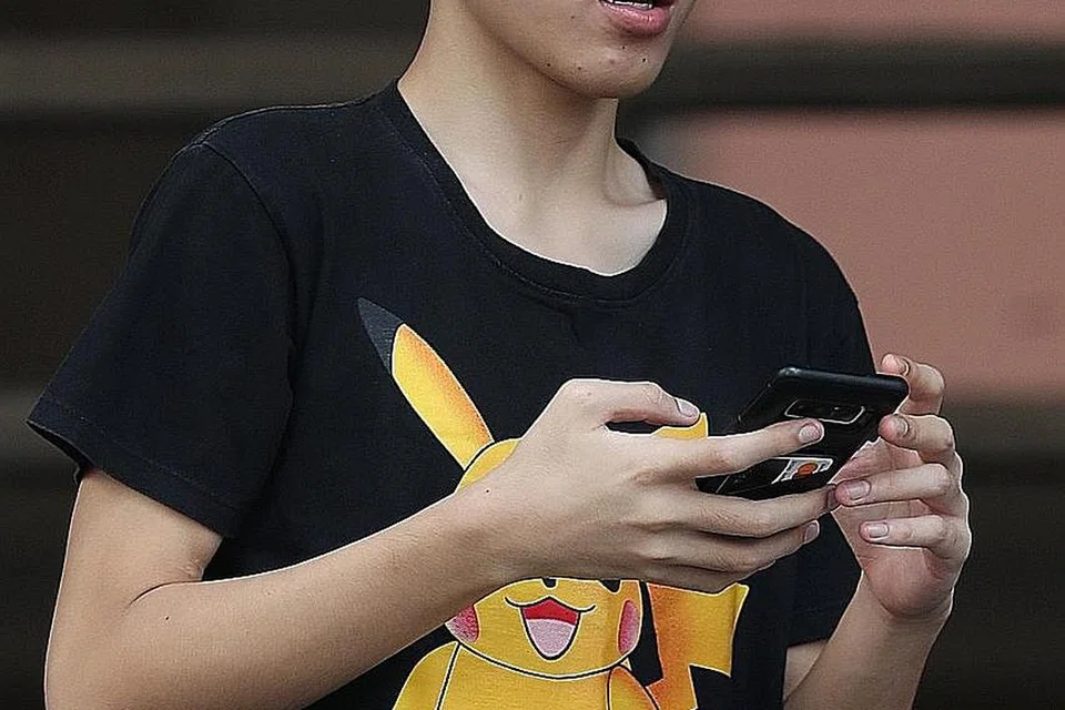 DIHADAPKAN KE MAHKAMAH: Brendon Lim Chun Hsien boleh dipenjara sehingga setahun dan dikenakan denda bernilai hingga $5,000 kerana menyebabkan kecederaan dengan menunggang e-skuter secara merbahaya. - Foto BH oleh TIMOTHY DAVID