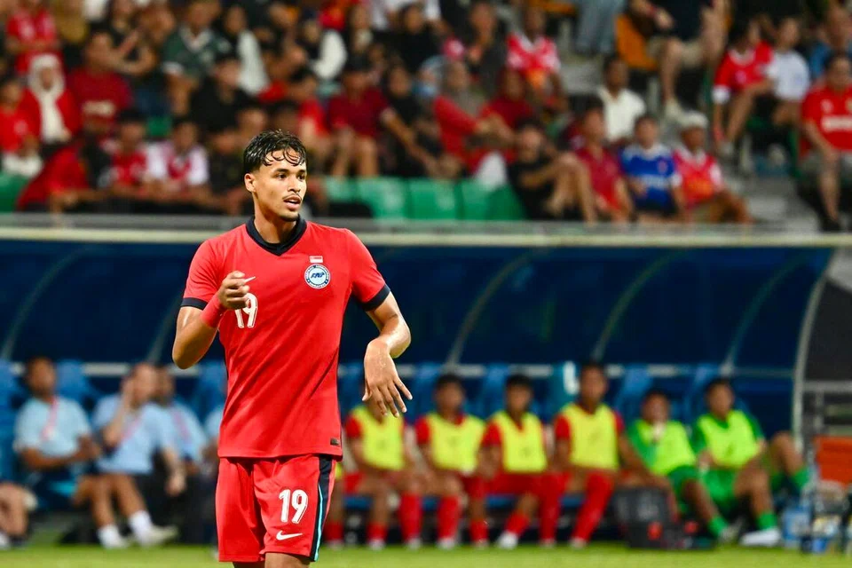 Penyerang Singa, Ilhan Fandi, meraikan jaringan gol tunggal Singa pada minit ke-76 yang berjaya merapatkan jurang kedudukan selepas dimasukkan sebagai pemain gantian.