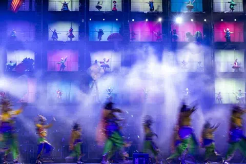 Persembahan Chingay di Bangunan Pit F1 pada hari kedua Perarakan Chingay, 8 Februari 2025. Chingay mencerminkan pluralisme apabila pelbagai budaya dan tradisi seni di Malaysia dan Singapura dirai bersama tanpa menghapuskan identiti masing-masing. Kedua-dua negara telah mencalonkannya bagi Senarai Perwakilan Warisan Budaya Tidak Ketara Kemanusiaan Pertubuhan Pendidikan, Saintifik dan Kebudayaan Bangsa-Bangsa Bersatu (Unesco) bagi kitaran 2026 dan kini menunggu keputusan. Pencalonan ketiga Singapura itu turut memperingati SG60 dan 60 tahun hubungan dua hala Malaysia-Singapura.