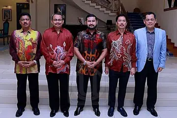 TANGANI RASUAH: Presiden Bola Sepak Malaysia, Tunku Ismail Sultan Ibrahim, (tengah) bergambar bersama pegawai kanan Suruhanjaya Pencegahan Rasuah Malaysia (SPRM). - Foto UTUSAN ONLINE
