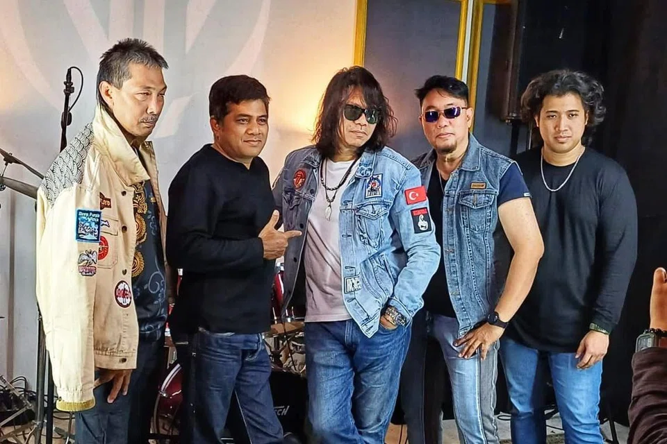 Kumpulan JH Band terdiri daripada (dari kanan) A.K. Hafiz, Sani Jenggo, Jaffar Haron, Halfis Salleh dan Roseli Mahmood.