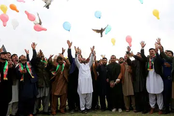 RAIKAN PERJANJIAN DAMAI: Rakyat Afghanistan meraikan perjanjian damai yang ditanda tangani antara Amerika dengan Taleban, yang boleh mendatangkan keamanan kepada negara Asia itu. - Foto REUTERS