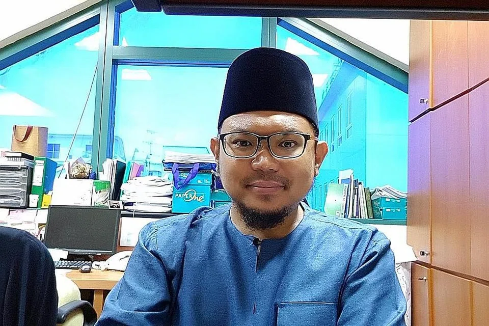 TIGA PANDANGAN: Ustazah Sabariah, (gambar atas) Ustaz Mohamed Salehin Mohamed Deros dan Encik Juraimy Abu Bakar. - Foto-foto INSTITUT PENGAJIAN TINGGI AL-ZUHRI 