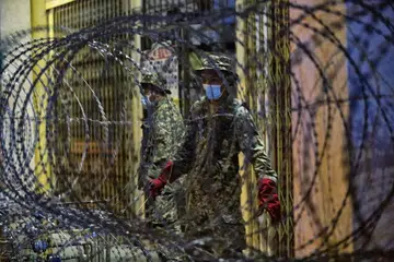 LANGKAH BERJAGA-JAGA: Tentera Malaysia berusaha membina pagar kawat berduri di kawasan yang dikenakan langkah berkurung di Kajang, berhampiran Kuala Lumpur. - Foto EPA-EFE 