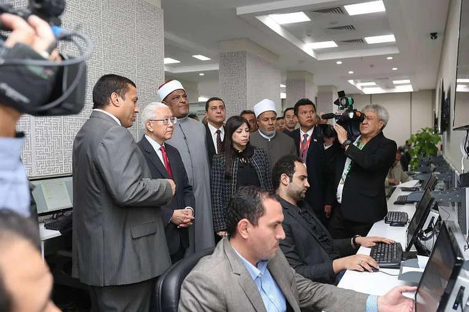 Presiden Tony Tan melawat Balai Cerap Bahasa Asing Al-Azhar, tempat ulama Islam memantau ideologi pelampau dalam talian, melayari laman web dan media sosial dalam sembilan bahasa berbeza, termasuk bahasa Inggeris, Mandarin dan Urdu, sebelum menyiarkan pematahan mereka untuk mematahkan hujah menyeleweng pengganas. 