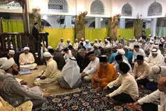TEROKA PELUANG KERJASAMA: (Gambar atas) Ahli akademik Uzbek Dr Ashirali Abdirashidov menyampaikan ceramah di Masjid Ba'alwie semasa di Singapura baru-baru ini. Dr Ashirali berkata pihaknya sedang meneroka peluang kerjasama antara Singapura dan Uzbekistan, tempat kelahiran ulama seperti Imam Al-Bukhari, Imam At-Tirmizi dan Imam Al-Maturidi. Negara itu juga mempunyai sebuah institut yang menyimpan lebih 1,000 manuskrip tulisan ulama. - Foto-foto BH oleh KELLY HUI, MASJID BA'ALWIE