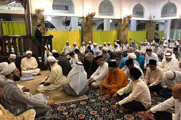 TEROKA PELUANG KERJASAMA: (Gambar atas) Ahli akademik Uzbek Dr Ashirali Abdirashidov menyampaikan ceramah di Masjid Ba'alwie semasa di Singapura baru-baru ini. Dr Ashirali berkata pihaknya sedang meneroka peluang kerjasama antara Singapura dan Uzbekistan, tempat kelahiran ulama seperti Imam Al-Bukhari, Imam At-Tirmizi dan Imam Al-Maturidi. Negara itu juga mempunyai sebuah institut yang menyimpan lebih 1,000 manuskrip tulisan ulama. - Foto-foto BH oleh KELLY HUI, MASJID BA'ALWIE