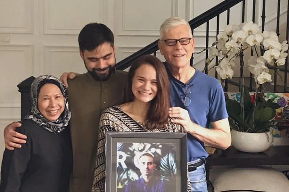 DALAM KENANGAN: Yuna mengongsi gambar ibu dan bapa mentua, Adam serta Aishah yang memegang potret arwah Ashraf di Twitter.