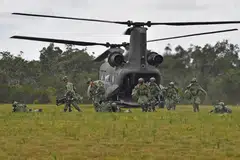 TENTERA BERSEDIA: Askar dilihat keluar dari perut helikopter Chinook semasa Latihan Trident, yang merupakan sebahagian Latihan Wallaby pada 2018 di Queensland, Australia.