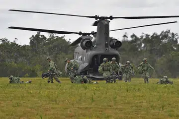 TENTERA BERSEDIA: Askar dilihat keluar dari perut helikopter Chinook semasa Latihan Trident, yang merupakan sebahagian Latihan Wallaby pada 2018 di Queensland, Australia.