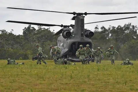 TENTERA BERSEDIA: Askar dilihat keluar dari perut helikopter Chinook semasa Latihan Trident, yang merupakan sebahagian Latihan Wallaby pada 2018 di Queensland, Australia.