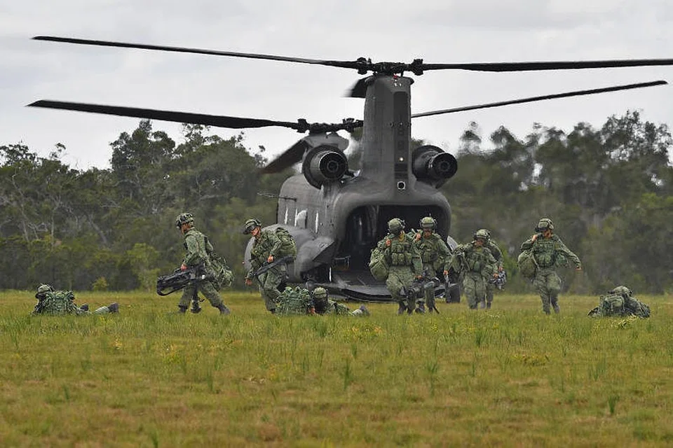 TENTERA BERSEDIA: Askar dilihat keluar dari perut helikopter Chinook semasa Latihan Trident, yang merupakan sebahagian Latihan Wallaby pada 2018 di Queensland, Australia.
