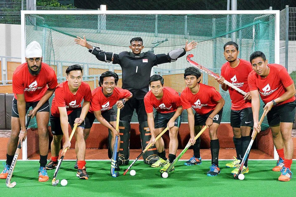 TUNGGAK PASUKAN: Barisan yang bakal membentuk tulang bekalang skaud negara termasuk (dari kiri) Ishwarpal Singh, Timothy Goh, Hafiz Rased, A. Suresh, Silas Abdul Razak, Ahmad Faris Mohd Johari, Mohd Sabri dan Enrico, yang berpengalaman beraksi di Sukan SEA tahun lalu. - Foto-foto KHALID BABA