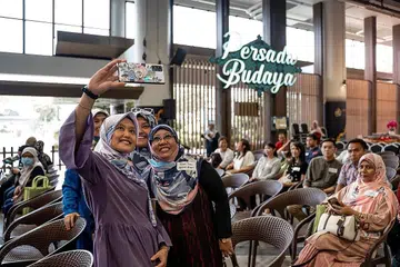 MASYARAKAT YANG LEBIH SIHAT: Cik Rahayu (kiri) bergambar bersama beberapa rakan kongsi masyarakat daripada Masjid Hassanah di acara Sihat Bersama JKJU 2022 di Wisma Geylang Serai semalam. - Foto BM oleh NUR DIYANA TAHA.