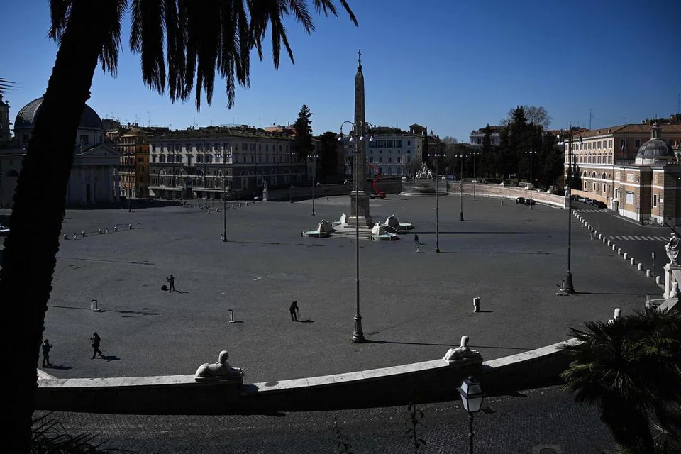 LENGANG: Kawasan di dataran Piazza del Popolo di ibu kota Rome lengang selepas pemerintah Italy melaksanakan sekatan perjalanan di seluruh negara itu. - Foto AFP