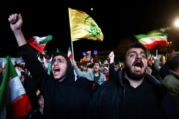 Orang ramai melaungkan slogan ketika berkumpul susulan pengumuman gencatan senjata selama dua minggu dalam konflik Iran, di Teheran, 8 April 2026.   
