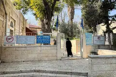Pemerintah Israel mengarahkan UNRWA mengosongkan perkarangan dan menghentikan operasinya di Baitulmakdis Timur di bawah undang-undang yang melarang agensi itu beroperasi di negaranya.