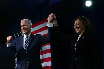 Presiden Joe Biden (kiri) menggesa Parti Demokrat dan rakyat Amerika memberi sokongan kepada Naib Presiden Kamala Harris sebagai calon presiden untuk pilihan raya yang akan diadakan November ini.