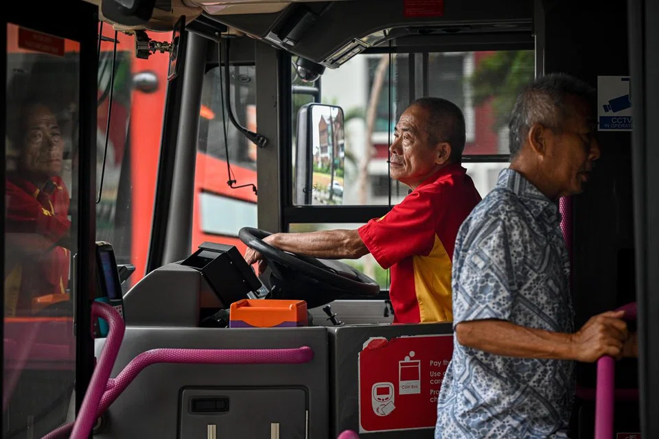 Kapten bas dengan teliti memeriksa cermin belakang demi keselamatan penumpang yang menaiki bas di Sims Avenue.