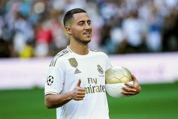 PEMAIN BARU REAL MADRID: Eden Hazard semasa tampil di hadapan jurugambar di stadium Santiago Bernabeu di Madrid, Sepanyol, baru-baru ini. - Foto EPA-EFE