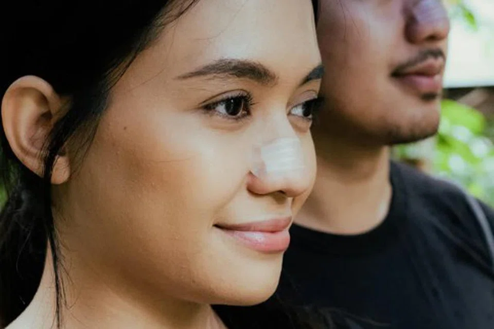 Pelekat hidung Therapin yang dijual oleh Encik Irfan dan rakan niaganya mendapat sambutan yang menggalakkan. 