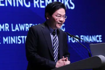 TINGKAT SOKONGAN: Encik Wong, yang melancarkan PDO semalam, antara lain, menarik perhatian kepada usaha pejabat baru itu untuk turut memperkukuh sokongan sosial bagi warga memerlukan. - Foto BH oleh KELVIN CHNG