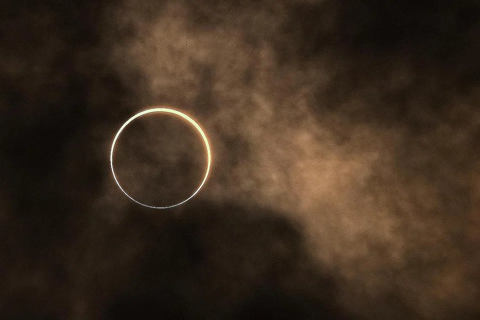 GERHANA MATAHARI DI LANGIT SINGAPURA: Fenomena gerhana matahari annulus, yang lebih dikenali sebagai gerhana matahari cincin, yang dapat dilihat di langit Singapura semalam. Ia dijangka dapat dilihat lagi di negara ini 44 tahun lagi iaitu pada 2063. - Foto BH oleh KEVIN LIM 