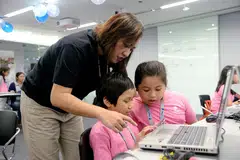 MELENTUR BULUH BIAR DARI REBUNG: Program 'Girls In Tech' yang diperkenalkan PayPal Unity bertujuan mendedahkan peserta - kanak-kanak perempuan berusia antara lapan tahun dengan 14 tahun - agar tidak berasa takut menceburi bidang penghasilan kod, pemprograman dan pembangunan aplikasi mudah alih Android. Gambar menunjukkan Cik Asmawati Othman bersama peserta program, Sarah Nuha Suraimi, sembilan tahun (kiri); dan Masayu Raeyna Mohd Faisal, lapan tahun. - Foto IMAN ALIF
