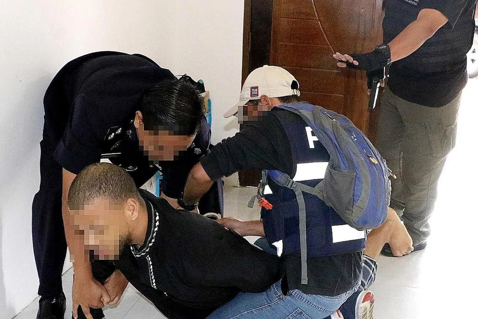 SERBUAN DAN TANGKAPAN: Bahagian Anti Pengganas Cawangan Khas Bukit Aman menyerbu pusat pembelajaran Islam di Perlis lalu menangkap suspek, merangkumi warga tempatan dan luar negara, yang dipercayai ancaman terhadap keselamatan Malaysia. - Foto POLIS DIRAJA MALAYSIA