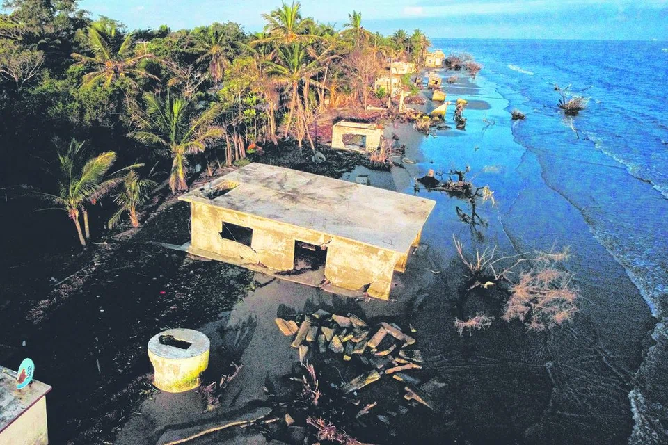 KENAIKAN PARAS AIR LAUT: Gambaran sisa-sisa rumah yang musnah ketika paras air laut meningkat memaksa penduduk kampung berpindah, di El Bosque, Mexico.